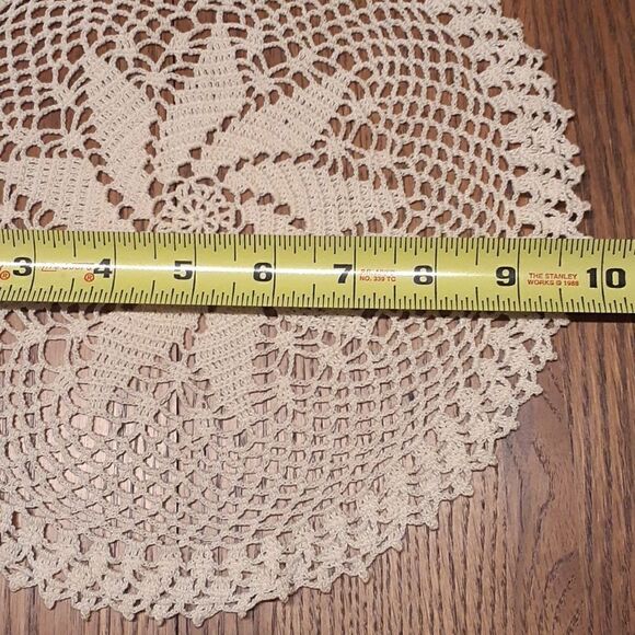 4 pc bundle vtg. Ecru Crocheted pinwheel design 9-10" doilies. - Picture 7 of 9